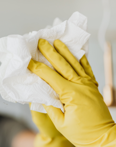 salviette disinfezione: immagine di mano che pulisce superficie